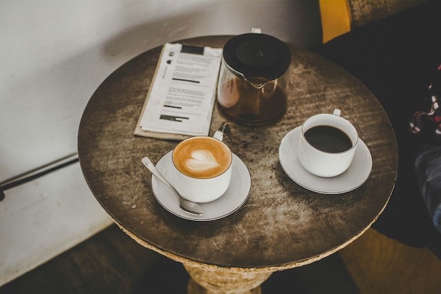 Zwei Kaffeetassen auf dem Tisch