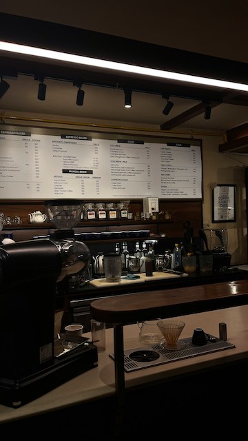 Cafétheke mit Speisekarte an der Wand