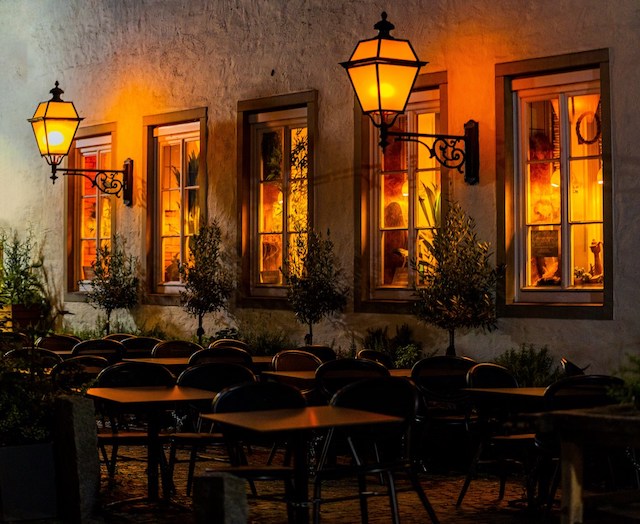 Tische, die nachts vor dem Studentencafe stehen