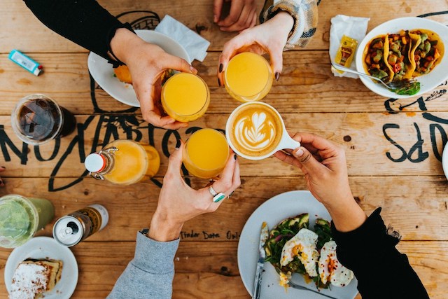 Eine Gruppe von Leuten sitzt an einem Tisch mit Getränken
