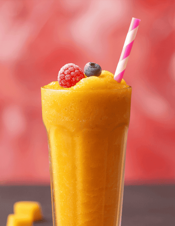 Mangosmoothie mit Beerentopping