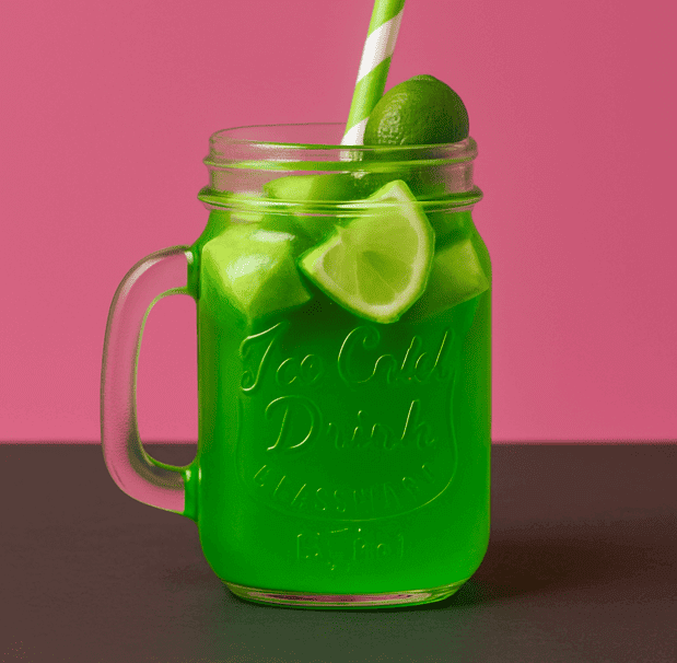 Neon-grüne Limettenlimonade mit Eiswürfeln