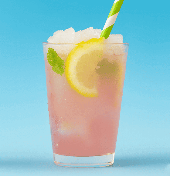 Rosa Limonade mit Minze und Zitrone