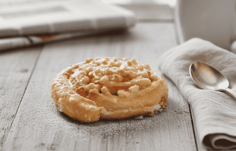 Marzipanschnecke mit Streuseln und Zuckerguss